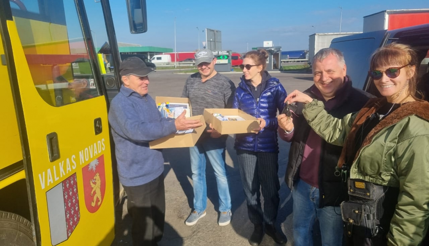 Valkas novada pašvaldības dāvinātais autobuss ar ziedojumu kravu sasniedzis galamērķi