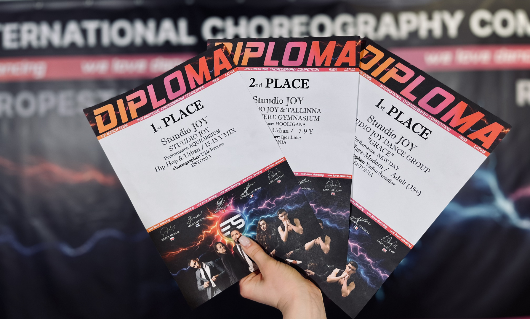 Rokā trīs diplomi no konkursa