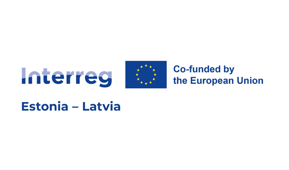 Uzraksts Interred Estonia Latvia blakus Eiropas Savienības karogam