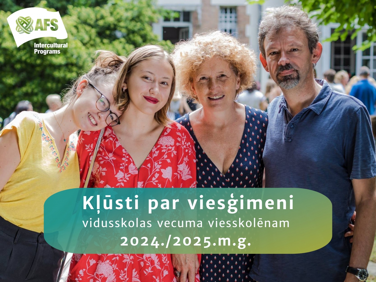 Smaidīgi studenti ar viesvecākiem