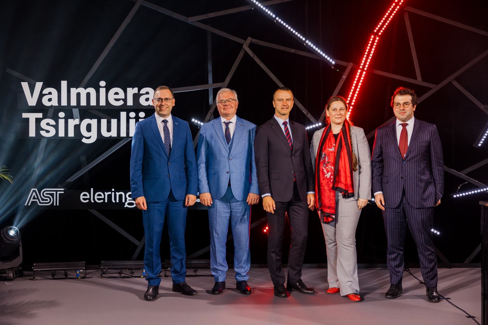 5 cilvēki ar baneri fonā