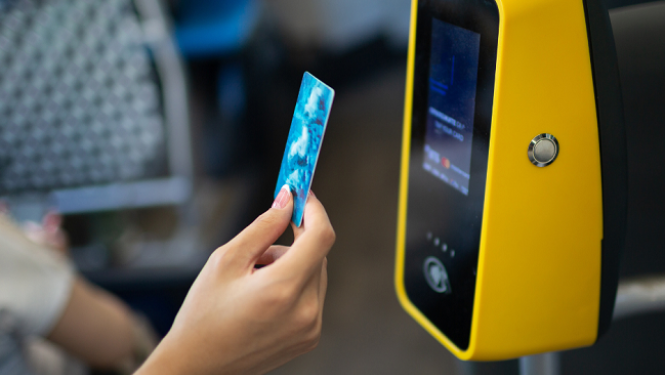 Valgas sabiedriskā transporta karte pie dzeltena karšu lasītāja autobusā