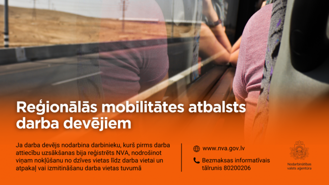 Cilvēks sēž autobusā pie loga