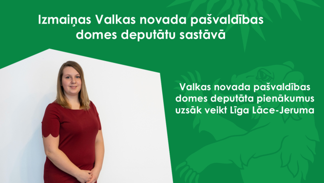 Zaļš baneris ar Valkas novada ģerboņa lāci un deputātes fotogrāfiju
