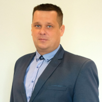 Vīrietis uzvalkā