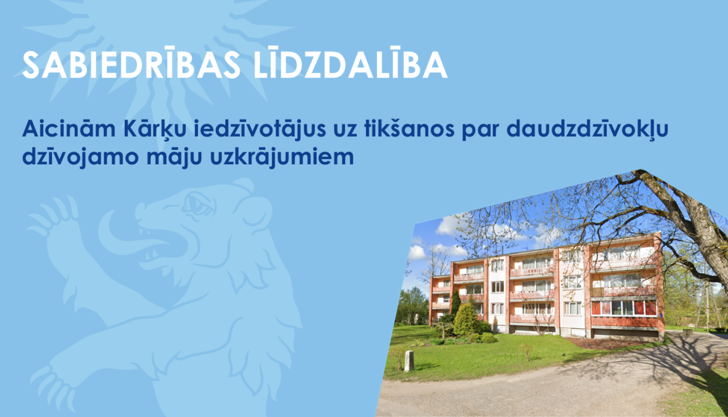Zils baneris ar Valkas novada ģerboņa lāča siluetu un daudzdzīvokļu māju Kārķos