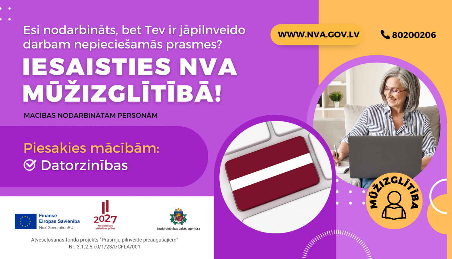 Smaidīga pensionāre pie datora
