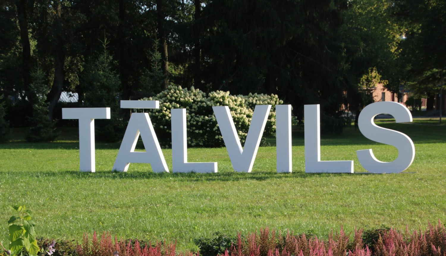 Vārds "Tālvils" zālienā