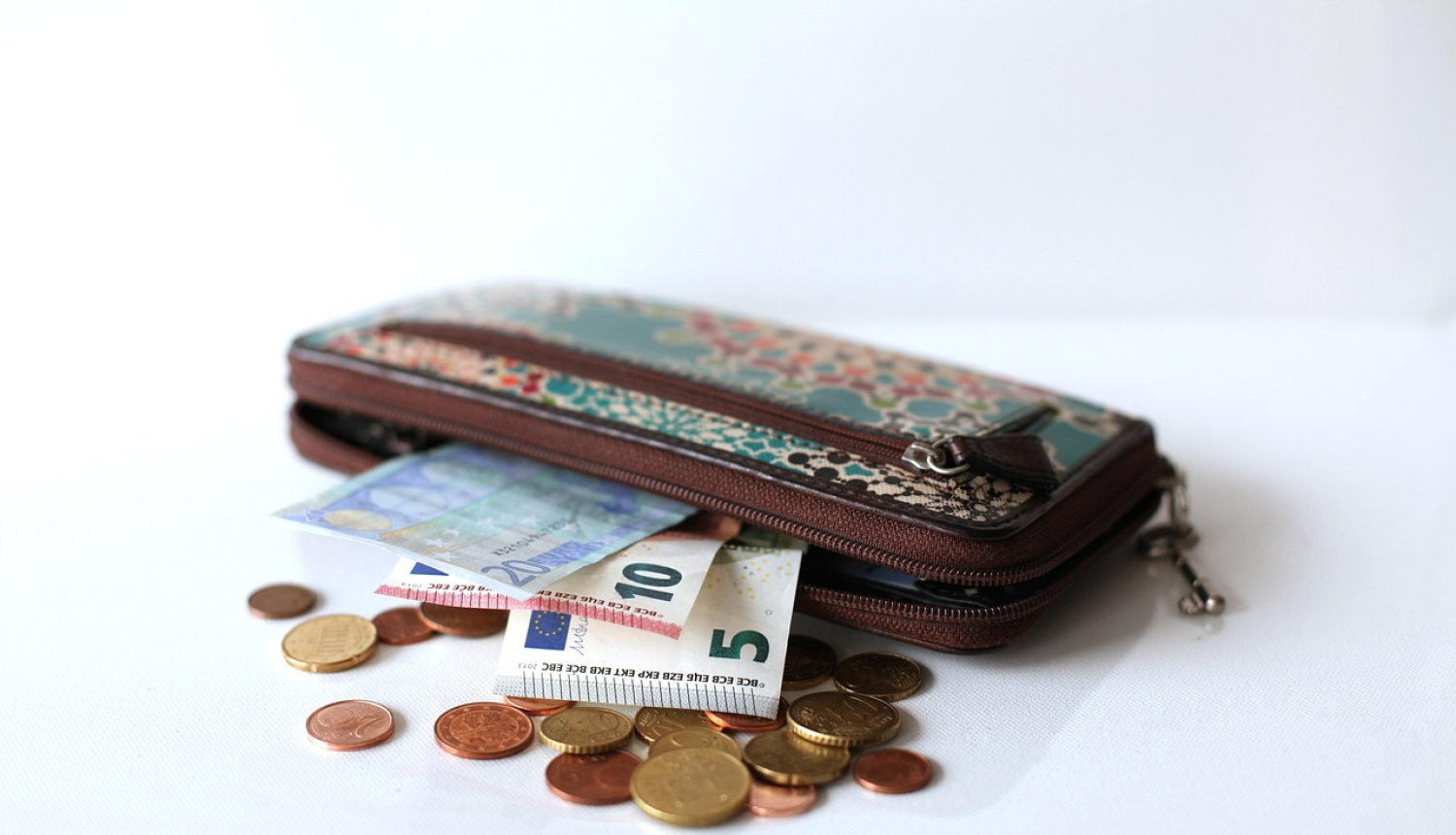Maks ar eiro banknotēm un monētām