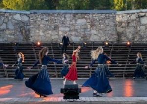 Valkas Brīvdabas estrādē Folkbaleta izrāde “Cik Saules mūsos”
