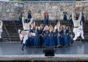 Valkas Brīvdabas estrādē Folkbaleta izrāde “Cik Saules mūsos”