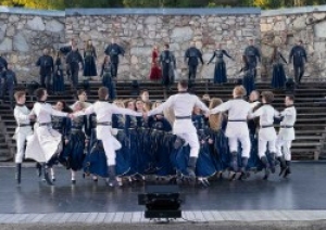 Valkas Brīvdabas estrādē Folkbaleta izrāde “Cik Saules mūsos”