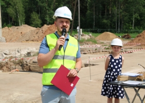 Svinīgā pamatakmens ielikšana Kārķu ražotnes ēkai (I.Leitis)