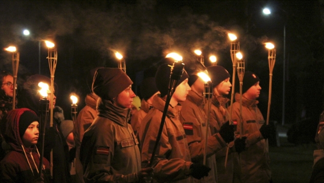 Lāpu gājiens
