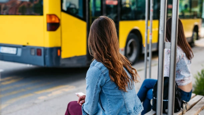 cilvēki gaida autobusu