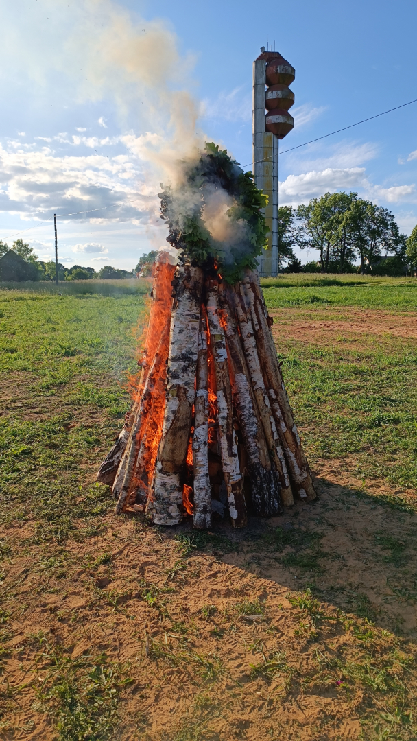 Jāņu ugunskurs ar vainagu