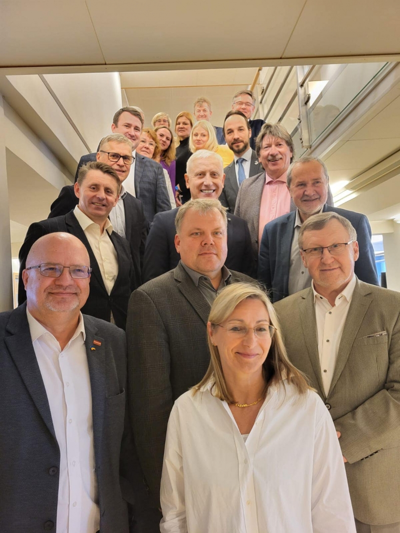 Attēls ar delegāciju no Latvijas