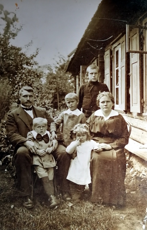 Attēlā redzama Paula Riharda Indusa ģimene pie “Smēķu” mājām. Valka, apt. 1917. gads.
