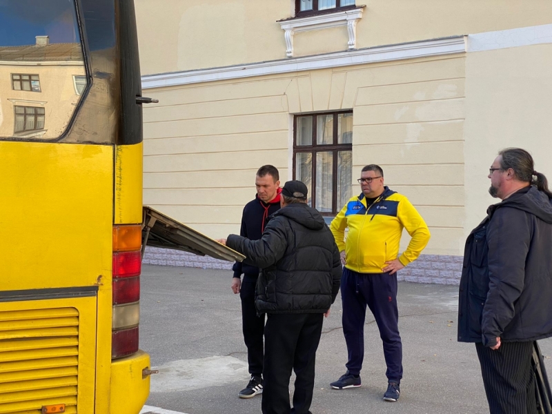 VALKAS PAŠVALDĪBAS DĀVINĀTAIS AUTOBUSS KALPO TOPOŠO UKRAINAS POLICISTU PĀRVADĀŠANAI 3