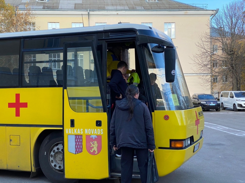 VALKAS PAŠVALDĪBAS DĀVINĀTAIS AUTOBUSS KALPO TOPOŠO UKRAINAS POLICISTU PĀRVADĀŠANAI 2