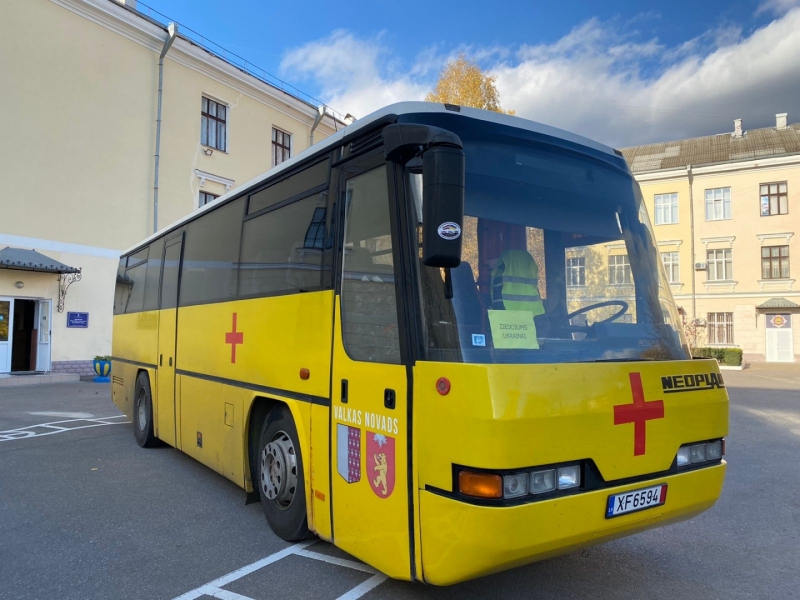 VALKAS PAŠVALDĪBAS DĀVINĀTAIS AUTOBUSS KALPO TOPOŠO UKRAINAS POLICISTU PĀRVADĀŠANAI 1