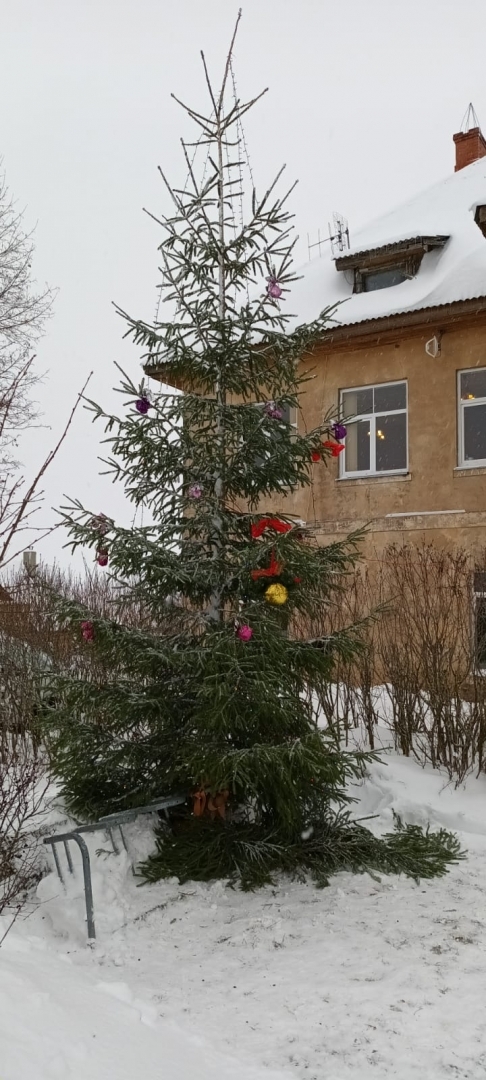 Pie pagasta pārvaldes iedegta svētku egle