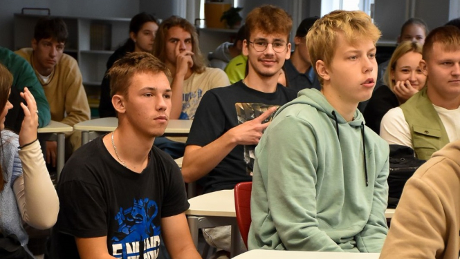 Aizvadīts pirmais “Dzejas pieturas” pasākums Valkas novada skolās