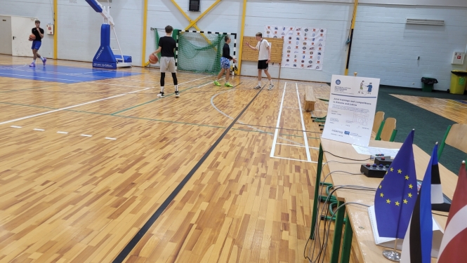 Basketbolisti uz spēles laukuma 