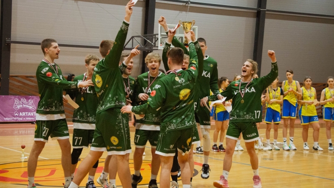 Valkas basketbolisti atved mājās ceļojošo kausu