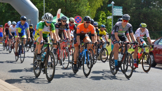 Velobraucēji - sacensību dalībnieki uz ceļa