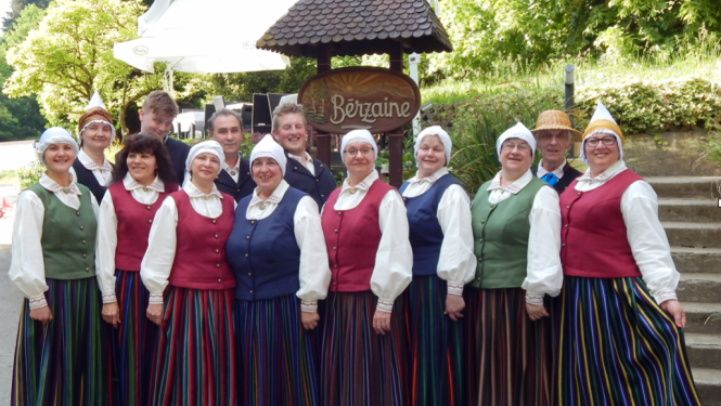 Biedrība “Valkas Dāmu klubs”ir realizējis projektu “Tautas tērpu iegāde Valkas folkloras kopai “Nāburgi”