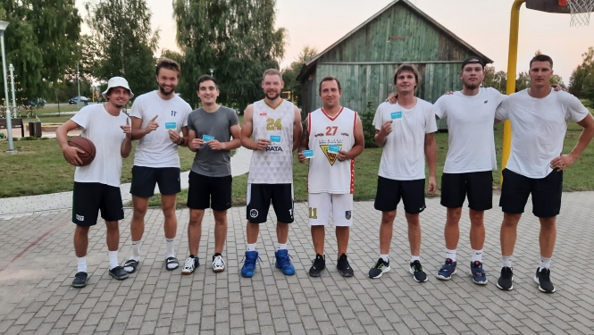 Aizvadīti pludmales volejbola un ielu basketbola zibensturnīri