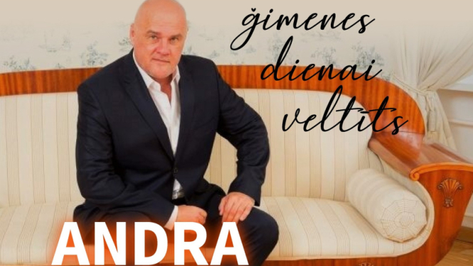 Vīrietis uzvalkā sēž uz dīvāna