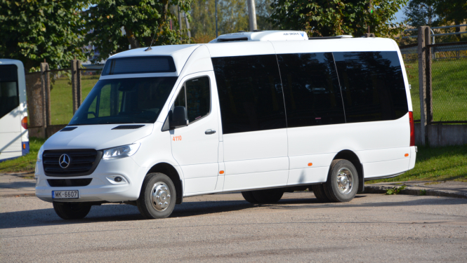 Balts sabiedriskā transporta busiņš