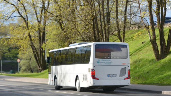 Autobuss brauc pa ceļu