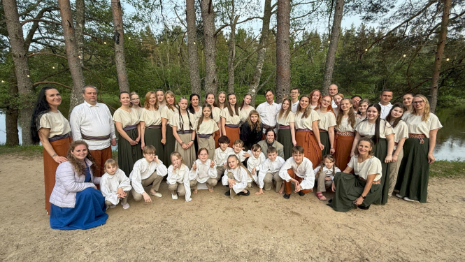 Deju kolektīva kopbilde