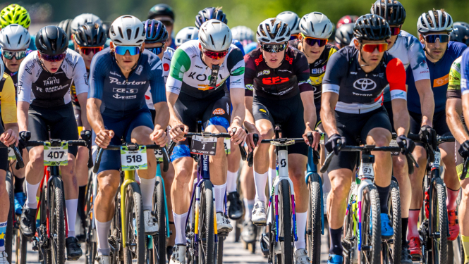 Velobraucēji krāsainos komandu tērpos