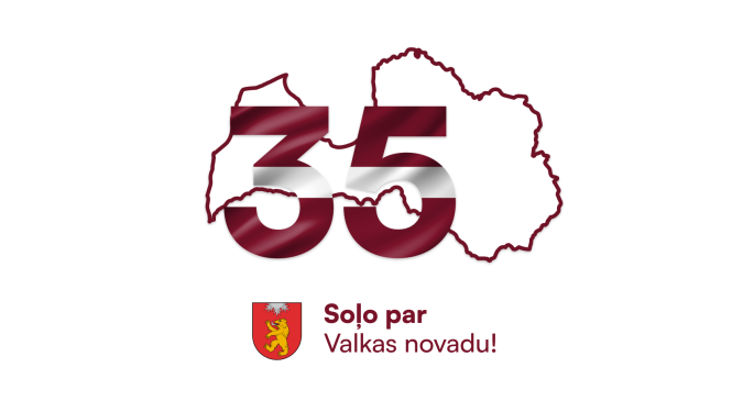 Latvijas valsts kontūra un lieli skaitļi "35" sarkanbaltsarkanā krāsā