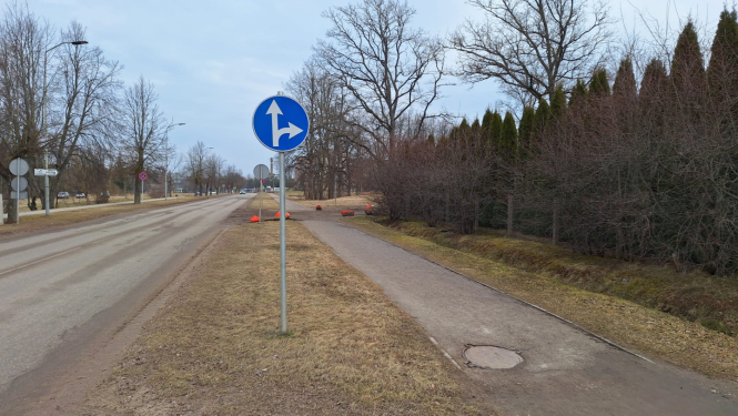 Rikojuma zīme "Braukt taisni vai pa labi"