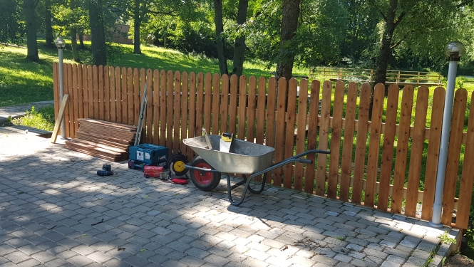 Lugažu muižas parka tiltiņš iegūst jaunu izskatu