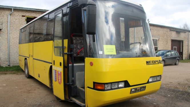 Valkas pašvaldības dāvinātais autobuss ar ziedojumu kravu gatavs ceļam uz Ukrainu