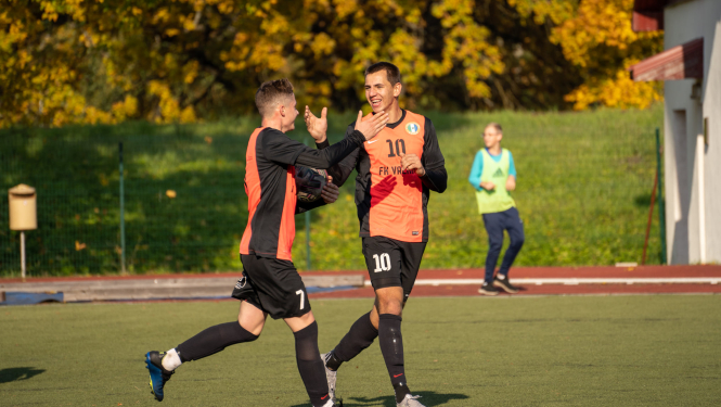 Vienojas par futbola laukuma seguma nomaiņu