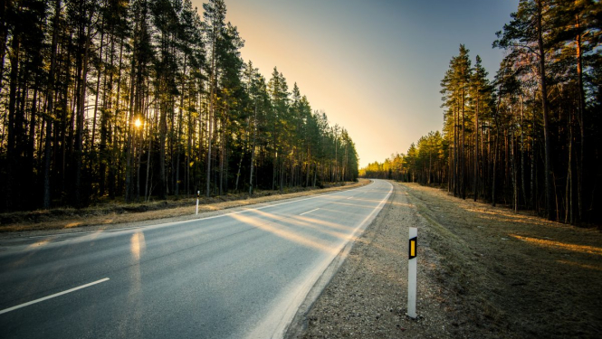 Autovadītāju ievērībai: mainīgajos laikapstākļos visstraujāk apledo tilti, pārvadi, ceļu posmi mežainā apvidū un gar ūdens tilpēm