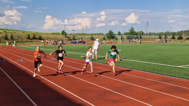 Bērnu skrien uz stadiona skrejceļa