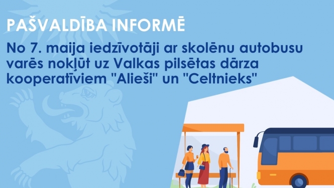 Zils baneris ar Valkas novada ģerboņa lāča siluetu, autobusa pieturu, kurā gaida trīs cilvēki un oranžu autobusu