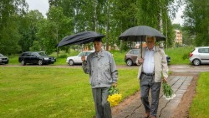 Komunistiskā terora upuriem veltīts atceres brīdis Valkā