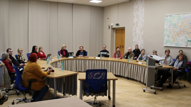 Pašvaldības domes sēžu zāle ar pakavformas galdu, pie kura sēž RSU pētnieces un iedzōvotāji