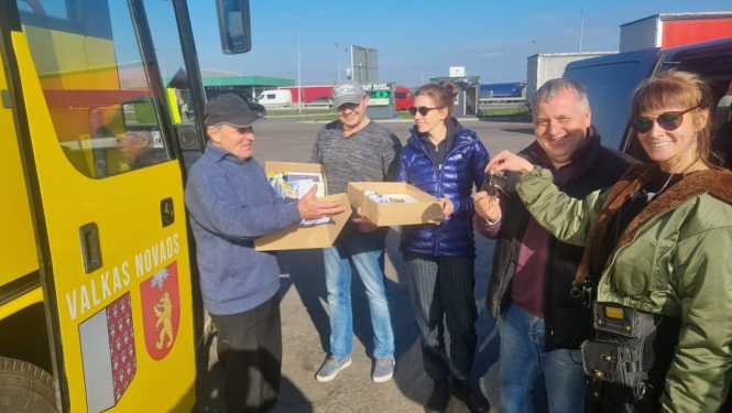 Valkas novada pašvaldības dāvinātais autobuss ar ziedojumu kravu sasniedzis galamērķi