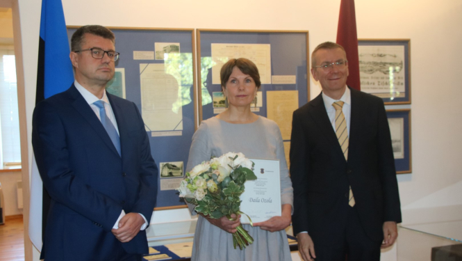 Latvijas un Igaunijas Ārlietu ministriju Valodu balva pasniegta tulkotājai Dailai Ozolai