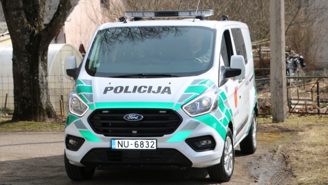 Balts Ford markas furgons ar Valkas novada simboliku, bākugunīm un trafarējumu zaļā un pelēkā krāsā